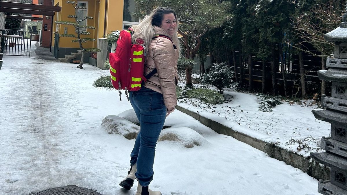 Dodat ženám jistotu v nejkřehčím období. K matkám v šestinedělí začaly vyjíždět porodní asistentky